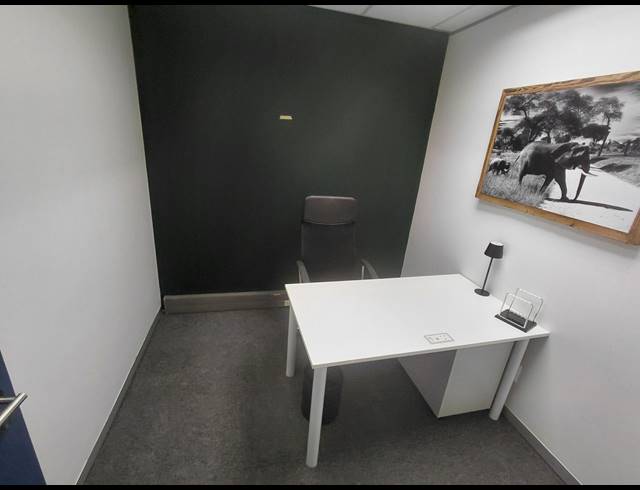 14M² SERVICED OFFICE TO LET IN FOURWAYS